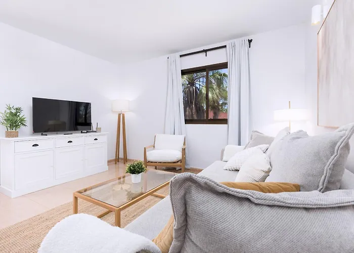 Home2book Serene Stylish In Pool Apartment